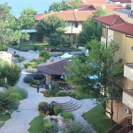Flora In 5 Stars Garden Of Eden Apartment